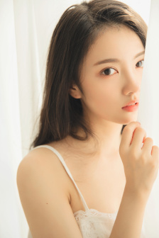 女生挑战只穿一条绳子
